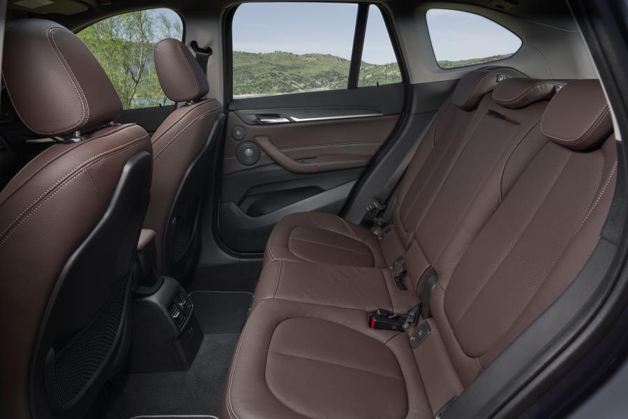Интерьер BMW X1 xDrive25i xLine (F48) 2019 года  (WW) (фото 9 из 40)
